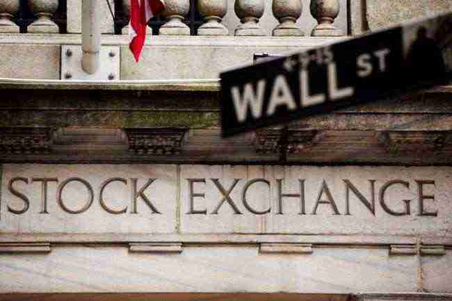وول ستريت تتأثر بتراجع النفط وتويتر يكسب 21%