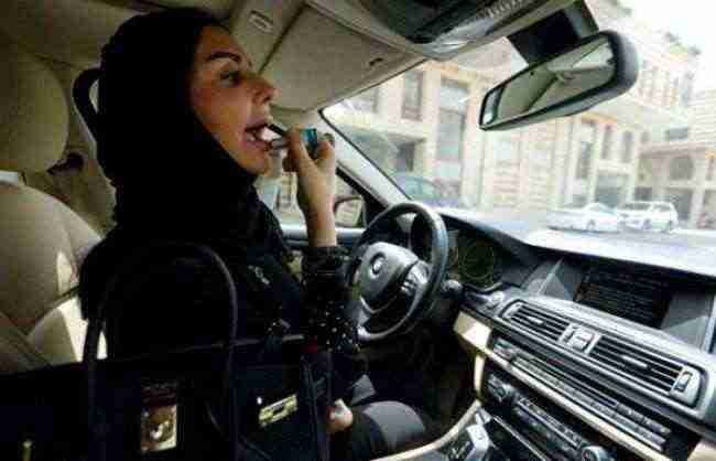 شاهد بالفيديو .. سعودية تقدم لشاب يمني هدية غير متوقعة