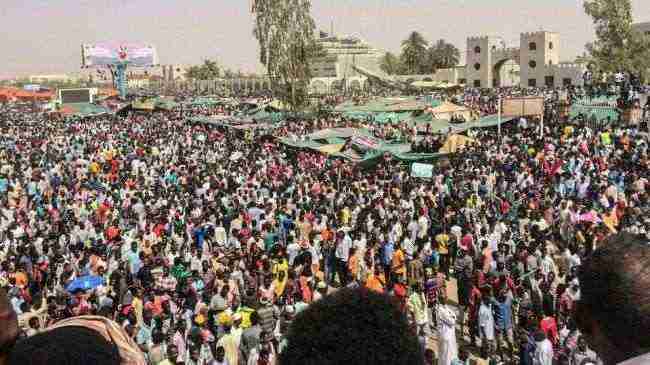 تواصل الاحتجاجات في السودان والمعارضة ترفض بيان الجيش