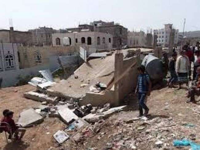 انقلاب شاحنة فوق منزل شعبي في إب .. تفاصيل
