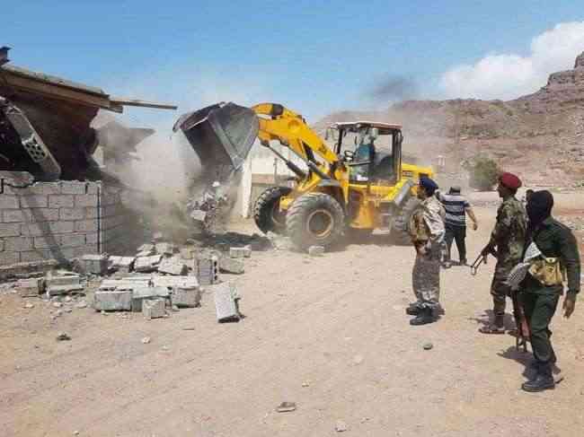 شرطة البريقة تنفذ حملة إزالة للبناء العشوائي بمنتج الغدير .. صور