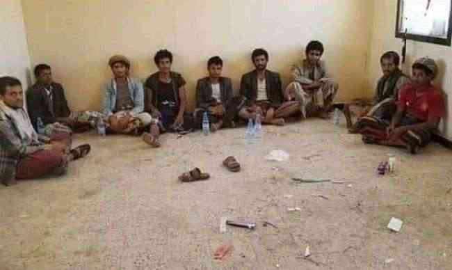 سرية حوثية متكاملة بينها 10 قيادات تستسلم في بيت الشرجي بالعود في الضالع .. صورة