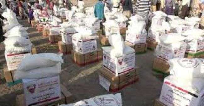 #الهلال_الأحمر_الإماراتي يوزع معونات إغاثية للنازحين في الخوخة .. فيديو