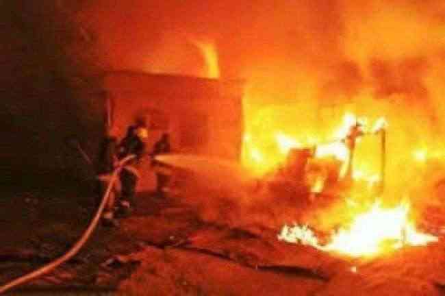 شاهد بالصور .. حريق يلتهم القاعة التي احتضنت مجلس النواب في سيئون