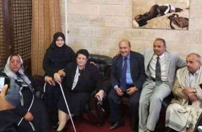 القيادية في المؤتمر فائقة السيد تغادر صنعاء الى هذا البلد