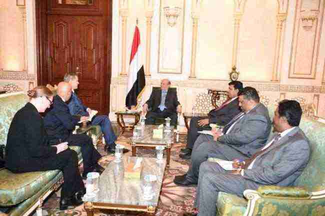 لقاء رئيس الجمهورية مع السفير الأمريكي يؤكد على عودة الشركات الاستثمارية النفطية والغازية لليمنا