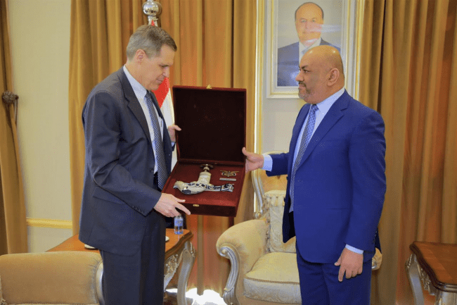 اشادة يمنية بجهود السفير الامريكي