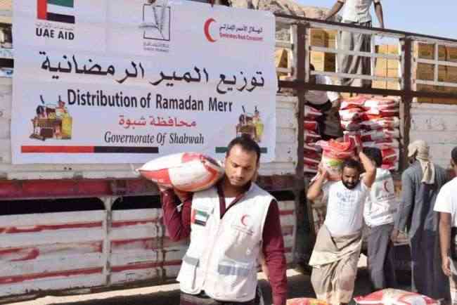 الإمارات توزع المرحلة الثانية من المير الرمضاني على أهالي جردان بشبوة .. فيديو