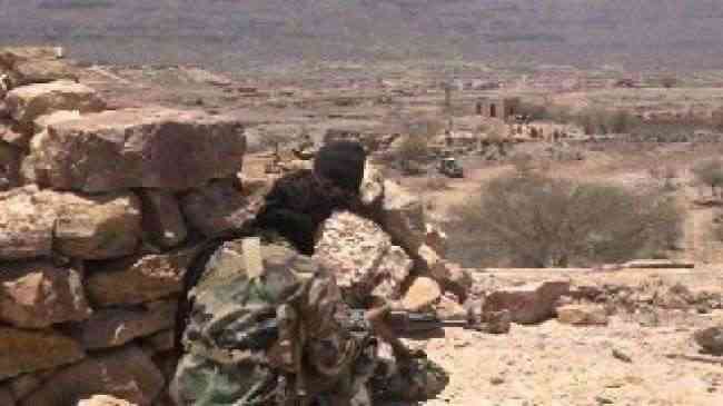 القبض على قناص حوثي متنكراً بزي امرأة