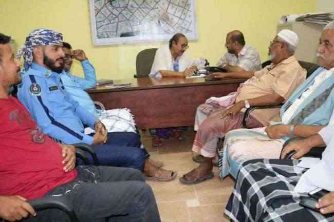 محلي الشيخ عثمان بعدن يناقش الاستعدادات لتفادي الاضرار الناجمة عن المنخفض الجوي