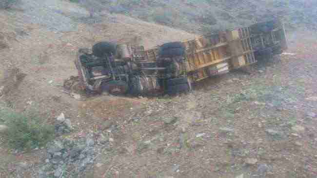 شاهد بالصور .. سيول غزيرة تجرف شاحنات في طريق مأرب - البيضاء