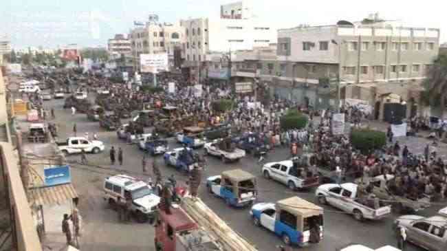 وزير في الشرعية : الحوثيون يستعرضون بالحديدة رافعين صور الخميني