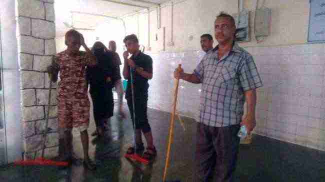 مدير وموظفو مستشفى الجمهورية بعدن يبادرون في تصفية مياه الأمطار