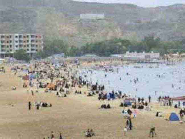 عدن: إنتشال جثة طفل غرق في شاطئ جولدمور وإنقاذ أربعة آخرين