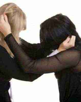 تحرش نسائي برجل أمام زوجته ينتهي بمعركة نسائية شرسة
