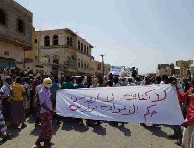 صحيفة دولية : تحركات إخوانية تنذر بنقل التوتر إلى جزيرة سقطرى