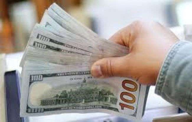 الدولار يتجه لأكبر انخفاض على مدى يومين منذ بداية العام بعد بيان المركزي