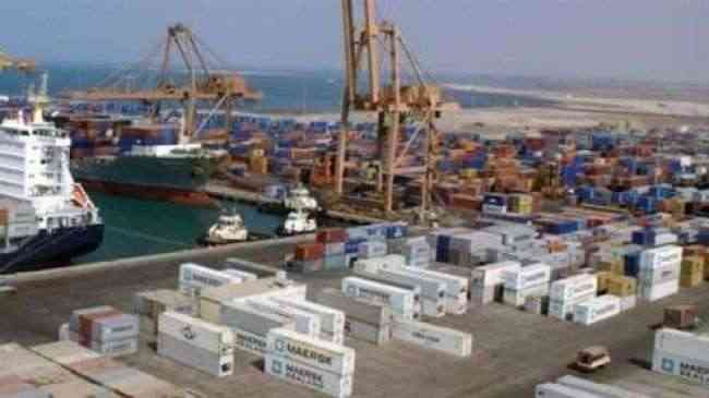عمال ميناء الحديدة يكشفون عن شحنات حوثية غامضة برفقة أجانب .. تفاصيل