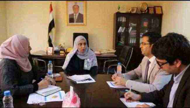 الكمال تبحث مع مسؤول في اليونيسيف تنفيذ مراحل مشروع الحوالات النقدية