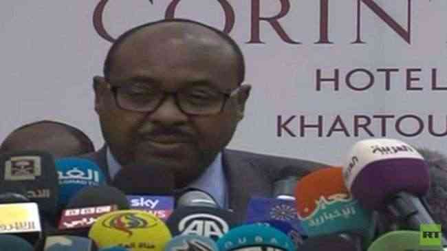شاهد بالفيديو.. الوسيط الإثيوبي يبكي أثناء إعلانه توقيع اتفاق السودان