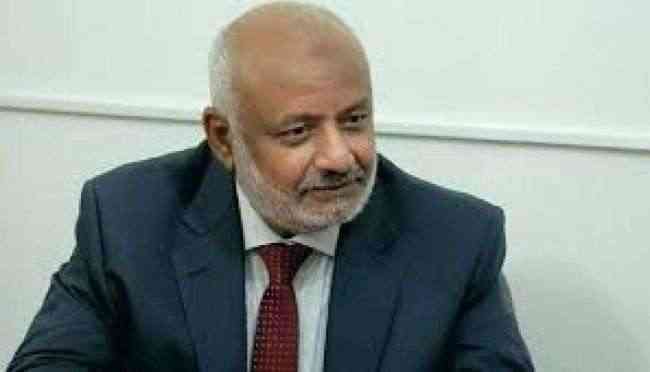 محافظ الحديدة يناقش عدد من القضايا الخدمية في الخوخة