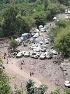 مسلحو الاخوان يقطعون الطريق العام بالاقروض ويستهدفون قيادي باللواء 35 مدرع