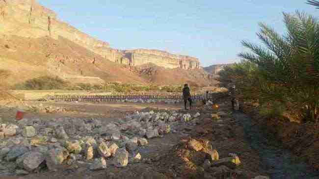 اجهزة الامن بسيئون تنفذ حكما قضائيا بتسليم منتفعين قطع أراضي