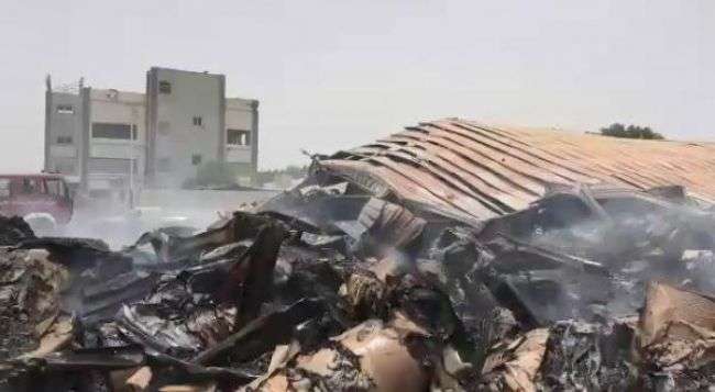 شاهد: توثيق مباشر لجريمة جديدة ارتكبها الحوثيين في منشأة صناعية بمدينة الحديدة