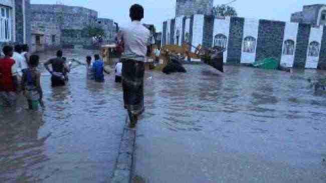 سيول الأمطار تحاصر مئات العائلات داخل منازلهم في المخا