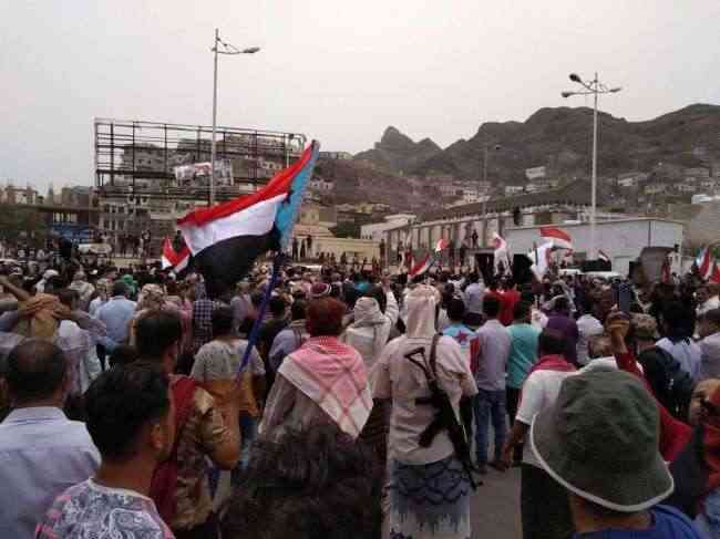 تشييع جثمان أبو اليمامة ورفاقه الشهداء إلى مثواهم الأخير في عدن