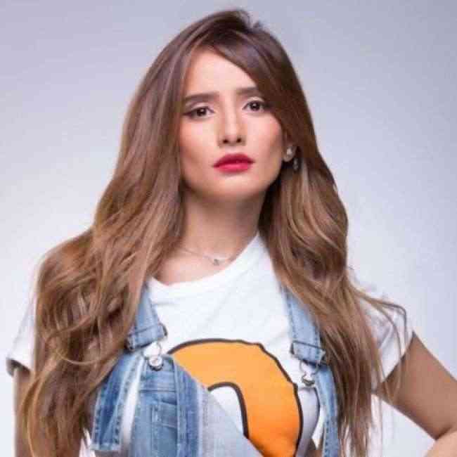 زينة مغنية لأول مرة