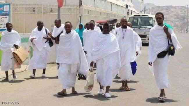 حجاج بيت الله الحرام يتوافدون إلى منى لقضاء يوم التروية