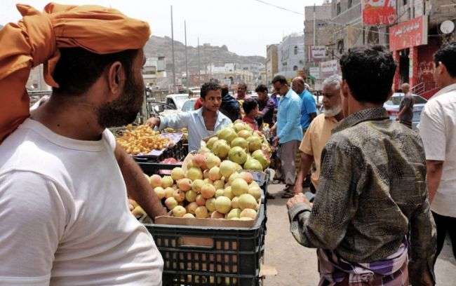 صحيفة دولية : معادلة حكومة هادي في إدارة الأزمة : إما الاستيلاء على الدولة أو تعطيلها