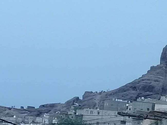 مصدر : الإشتباكات في محيط المعاشيق بعدن هي بين قوات سعودية ومسلحين كانوا يريدون نهب القصر