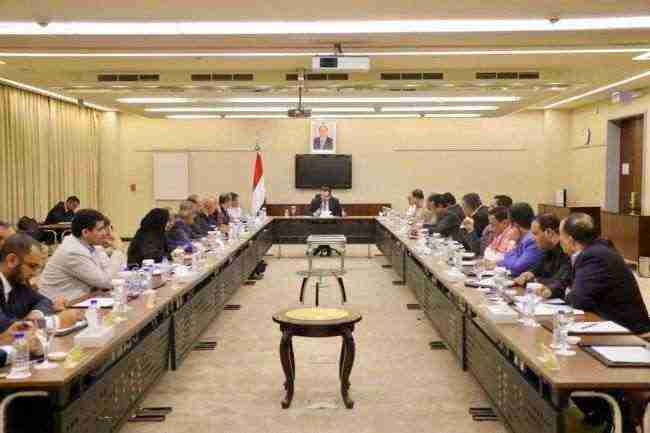 الحكومة الشرعية ترضخ لضغوطات عودة عمل مؤسسات الدولة بالعاصمة عدن