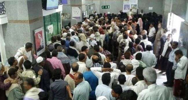 لهذا السبب!.. مصرف الكريمي يوقف صرف معاشات المتقاعدين المدنيين في مناطق الحوثيين