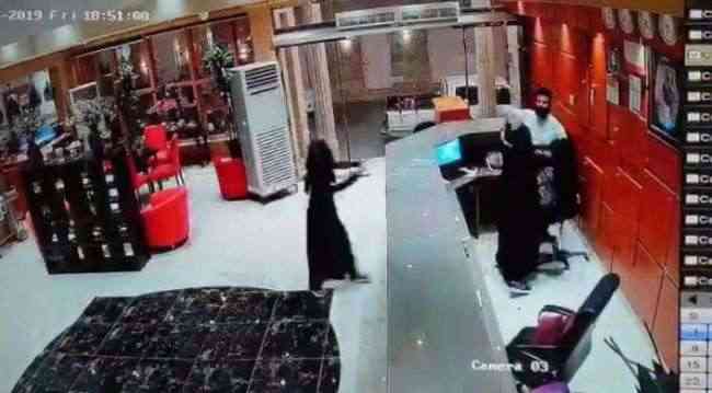 شاهد بالفيديو.. عراك بالأيدي بين موظفة استقبال وأحد النزلاء في فندق بصبيا