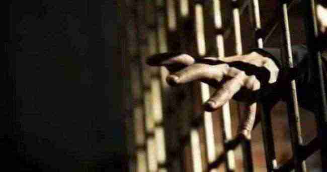 قيادي حوثي يتعرض للتنكيل والتعذيب في أحد معتقلاتهم بصنعاء .. الاسم