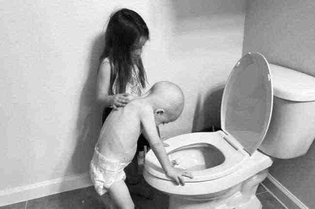 صورة تشعل مواقع التواصل لطفل وشقيقته .. فما حكايته وقصتها؟