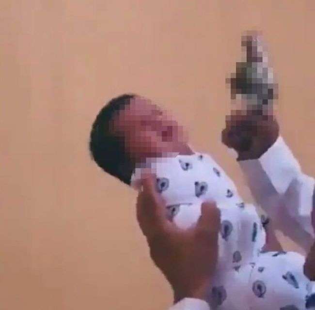 سعودي يطلق النار من مسدس ويضع فوهته في فم رضيع .. فيديو