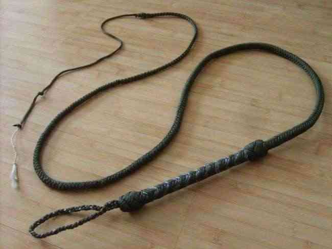 تنفيذ حكم الجلد على ثلاثة أزواج بتهمة العناق علناً