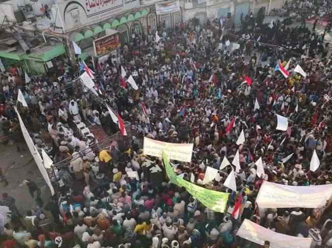 حشد جماهيري كبير في المكلا تأيداً ودعماً للسلطة المحلية .. البيان الختامي